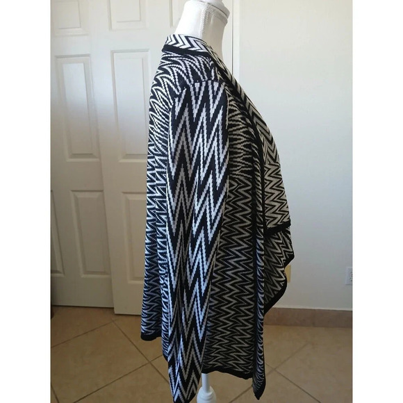 Absolutely Famous Cardigan Medium Open Black White Geometric Print - Picture 2 of 13